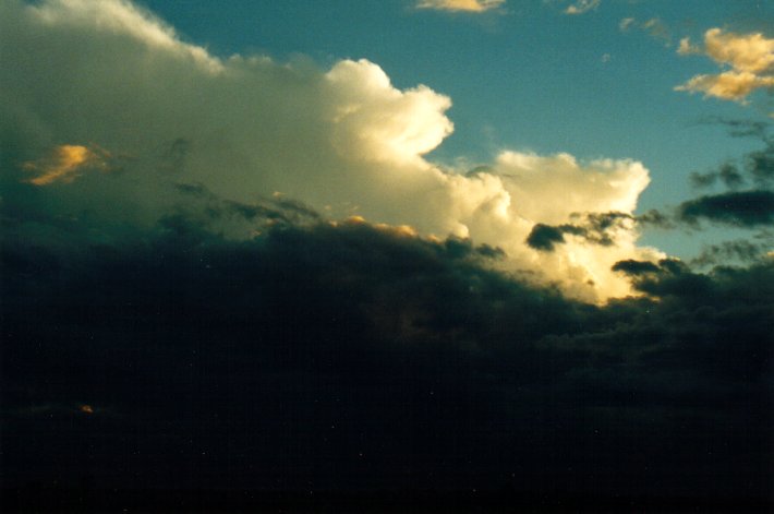thunderstorm cumulonimbus_incus : E of Casino, NSW   28 April 2001