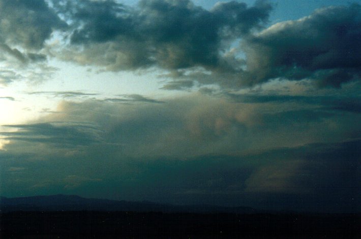thunderstorm cumulonimbus_incus : McLeans Ridges, NSW   17 May 2001