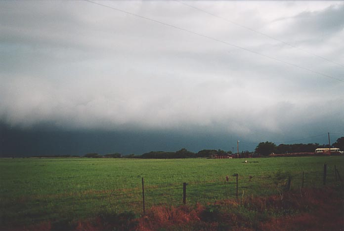 shelfcloud shelf_cloud : SW of Elk City along route 283 Oklahoma, USA   19 May 2001