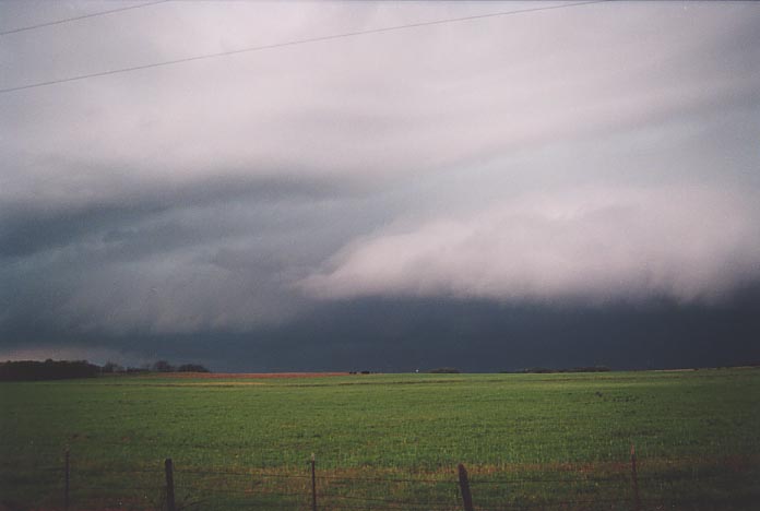 shelfcloud shelf_cloud : SW of Elk City along route 283 Oklahoma, USA   19 May 2001