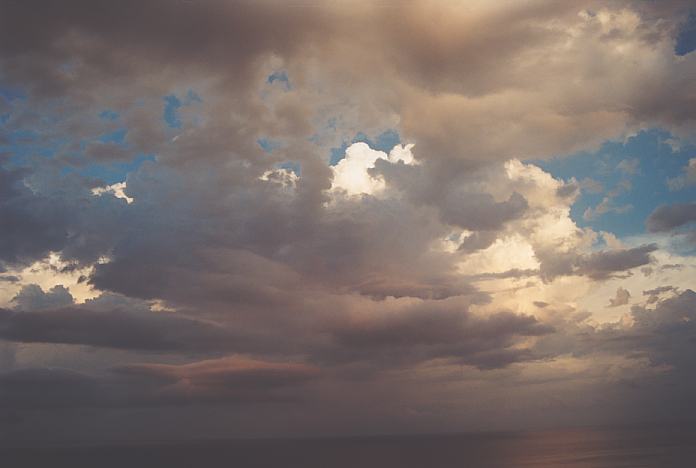 thunderstorm cumulonimbus_incus : Port Macquarie, NSW   22 December 2001