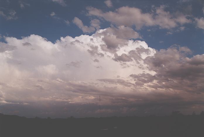 thunderstorm cumulonimbus_incus : E of Floydada, Texas, USA   4 June 2002
