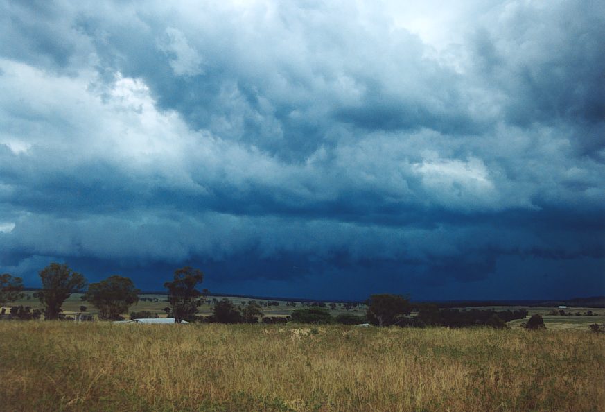 cumulonimbus thunderstorm_base : N of Harden, NSW   21 November 2003