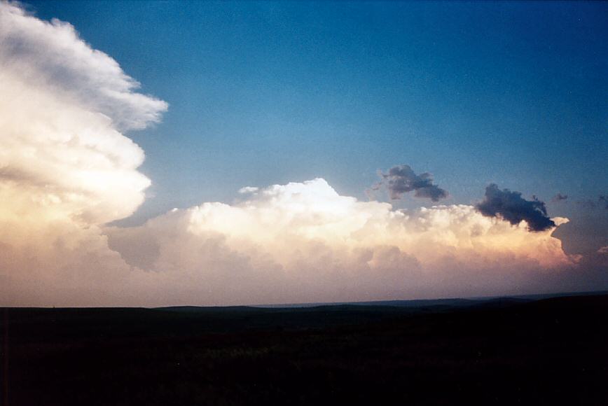 thunderstorm cumulonimbus_incus : NW of Topeka, Kansas, USA   24 May 2004