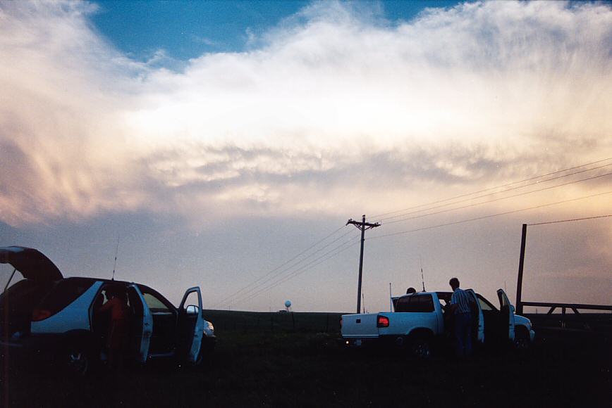 thunderstorm cumulonimbus_incus : NW of Topeka, Kansas, USA   24 May 2004