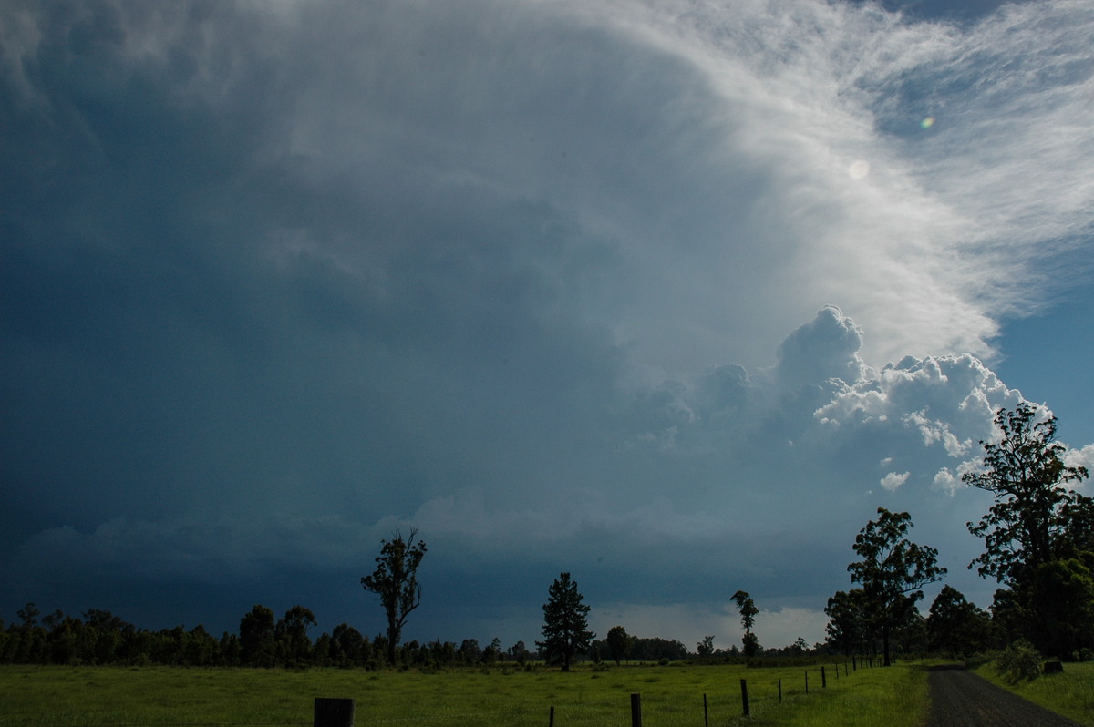 thunderstorm cumulonimbus_incus : near Whiporie, NSW   19 December 2004