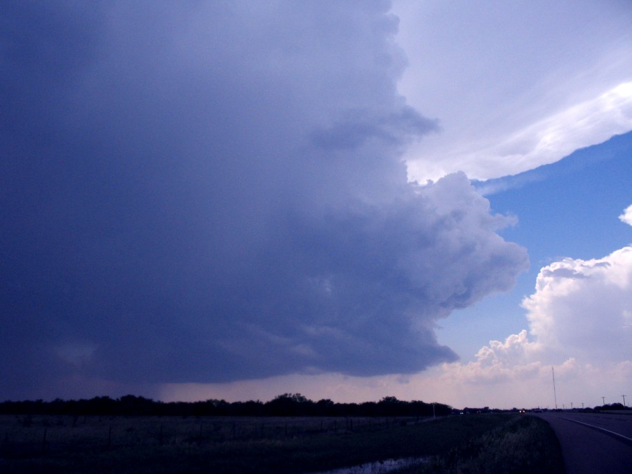 thunderstorm cumulonimbus_incus : W of Vernon, Texas, USA   13 May 2005