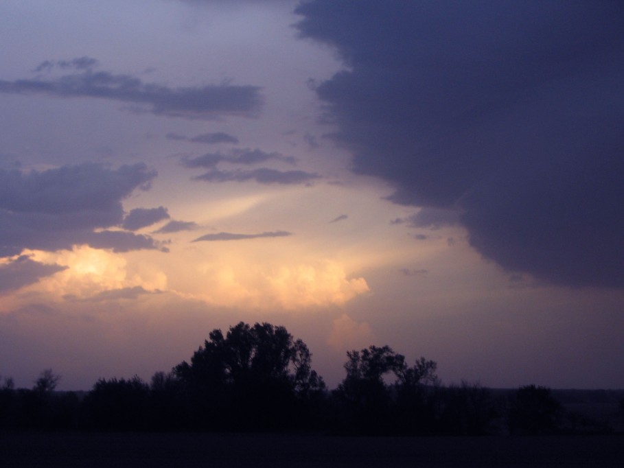 thunderstorm cumulonimbus_incus : near Amherst, Nebraska, USA   17 May 2005