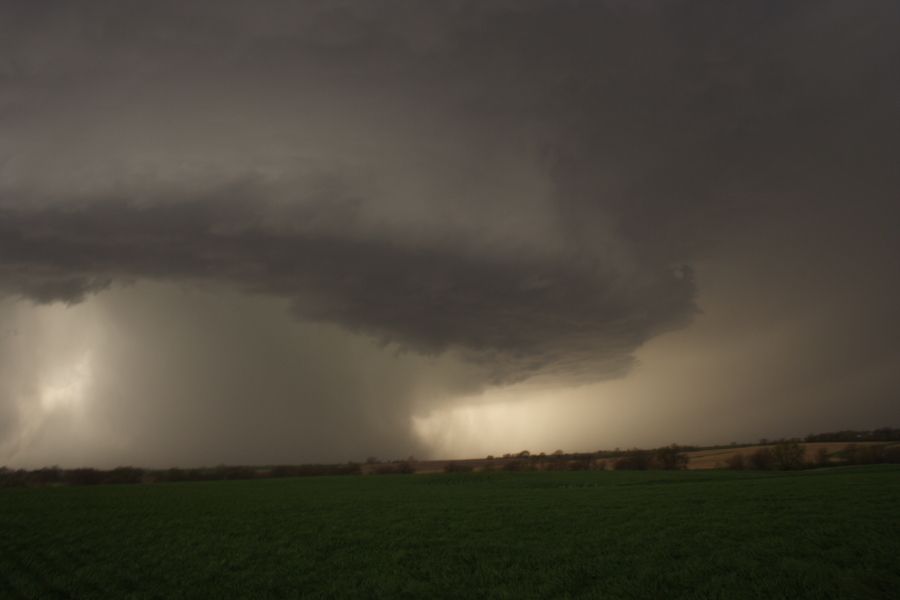 cumulonimbus thunderstorm_base : E of Beatrice, Nebraska, USA   15 April 2006