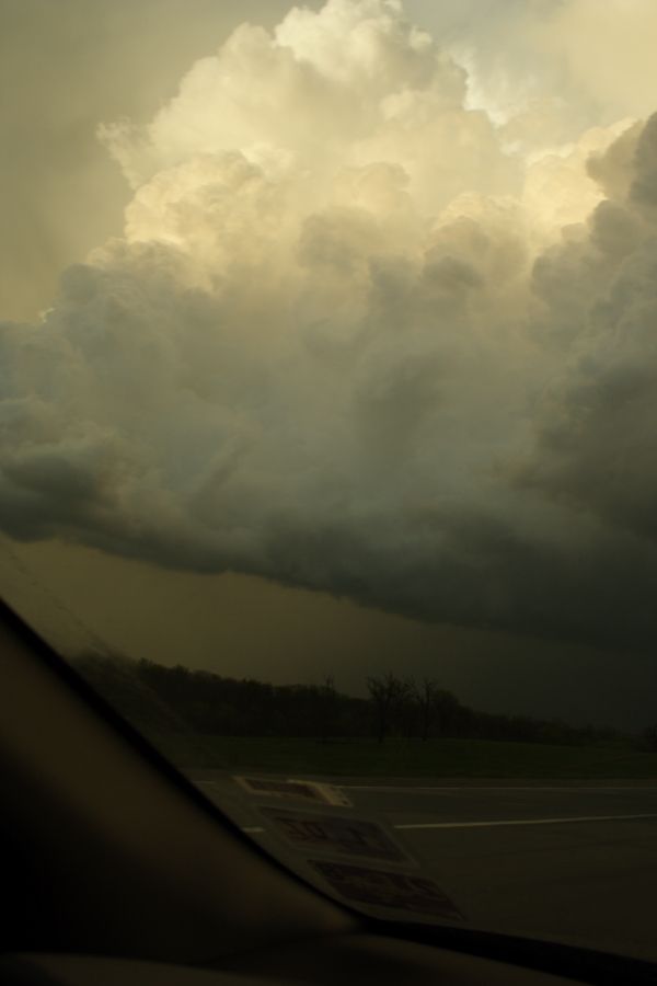 thunderstorm cumulonimbus_incus : Hiawatha, Kansas, USA   15 April 2006