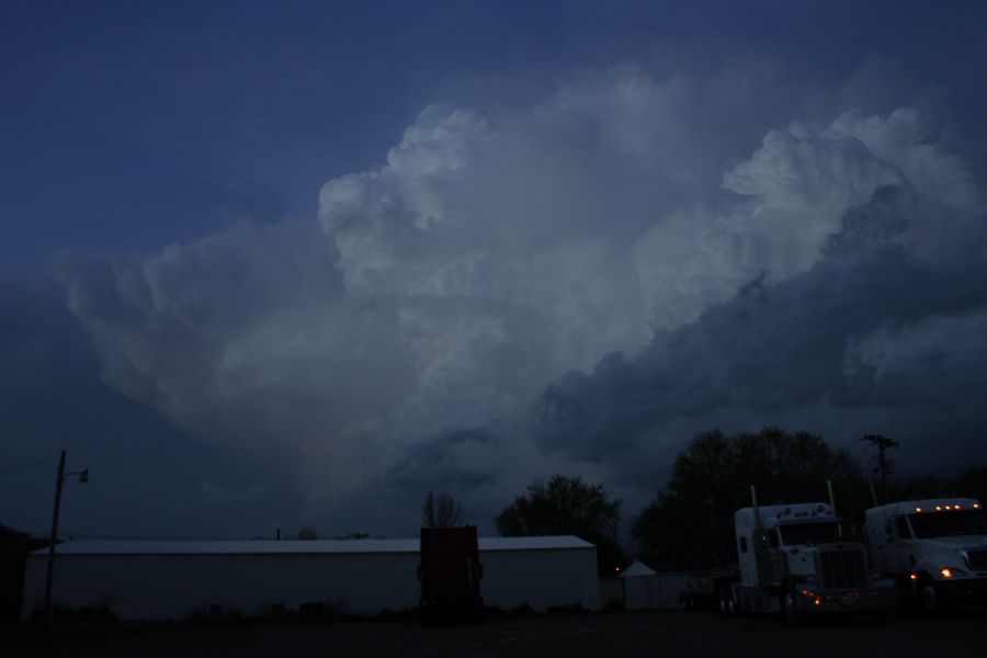 thunderstorm cumulonimbus_calvus : near Troy, Kansas, USA   15 April 2006