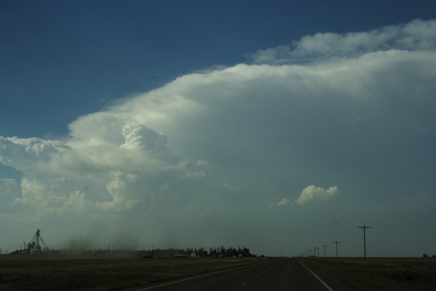 thunderstorm cumulonimbus_calvus : SW of Hoxie, Kansas, USA   26 May 2006