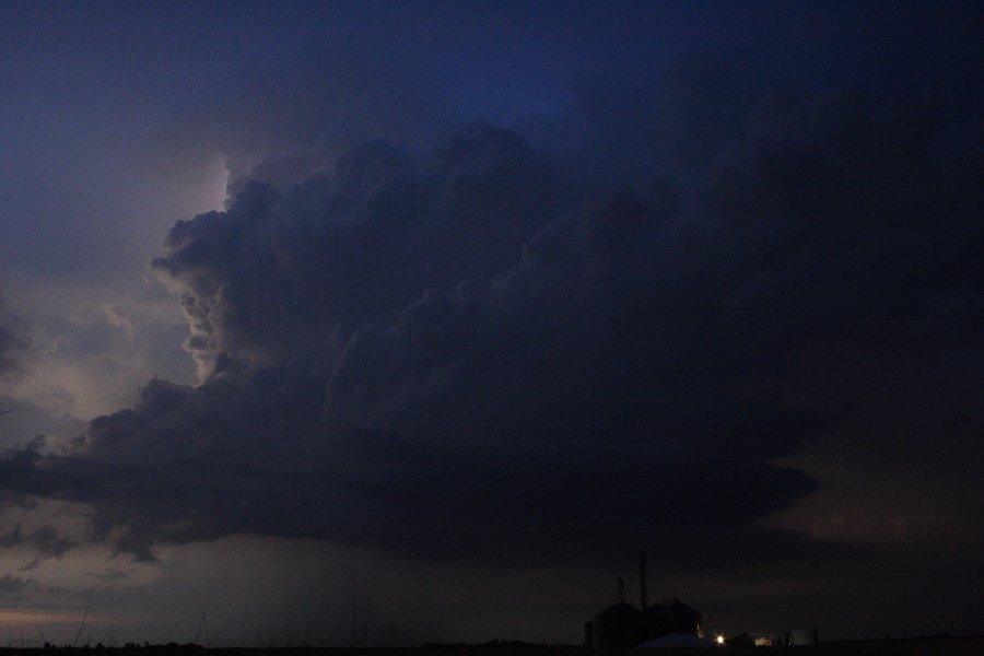 thunderstorm cumulonimbus_incus : SE of Kinsley, Kansas, USA   29 May 2006