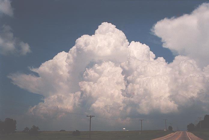 cumulonimbus supercell_thunderstorm : E of Purcell, Oklahoma, USA   20 May 2001