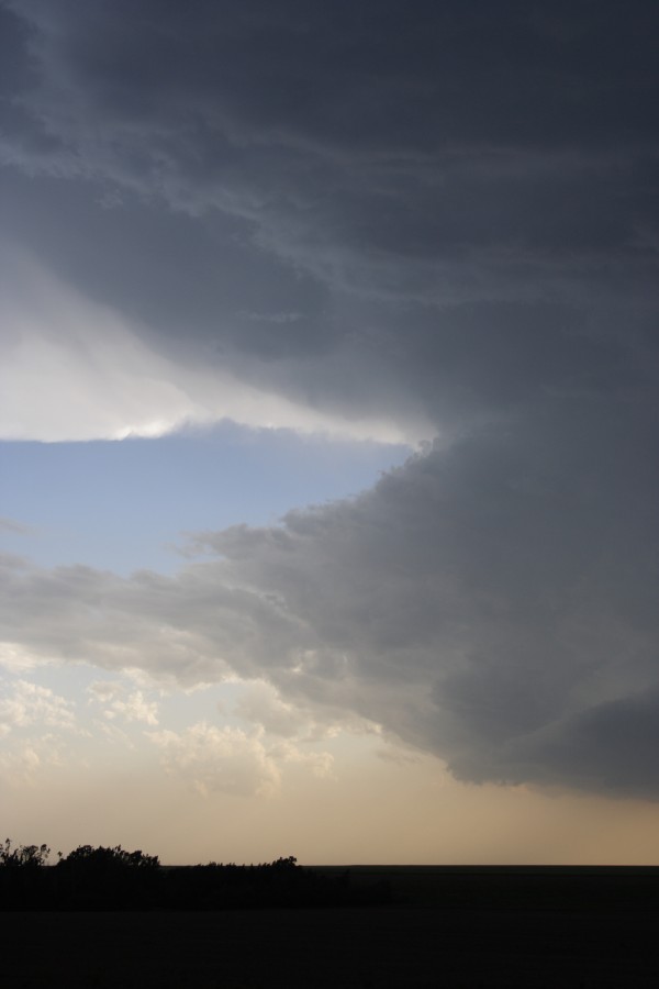 cumulonimbus supercell_thunderstorm : E of St Peters, Kansas, USA   22 May 2007